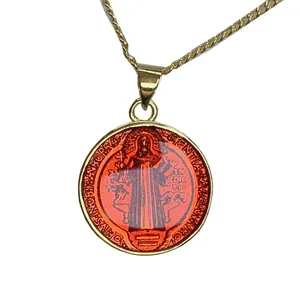 Collar con medallón religioso de San Benito con esmalte rojo y cadena dorada clásica