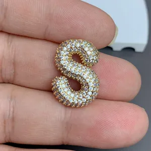 Gros plan détaillé d'un pendentif lettre S doré incrusté de pierres pour bijoux DIY