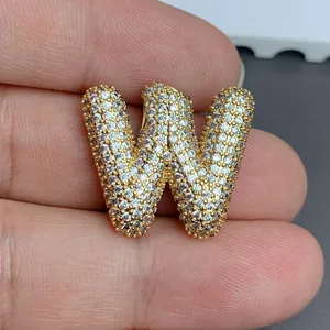 Détail du pendentif lettre W en or avec pavage de zircons cubiques scintillants