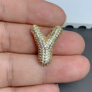 Vue détaillée du pendentif lettre Y plaqué or serti de pierres de zircone cubique