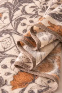 Dettaglio ravvicinato di uno scialle in cashmere a maglia con stampa floreale