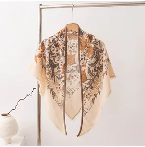 Elegante scialle triangolare in maglia con stampa floreale francese su gruccia