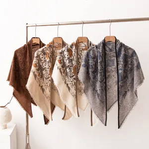 Scialli triangolari in maglia di cashmere a fiori in stile francese