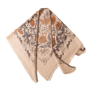 Scialle triangolare in maglia con stampa floreale stile pastorale francese in simil-cashmere.