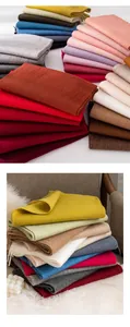 Detailansicht weicher einfarbiger Wollschals in verschiedenen eleganten Winterfarben