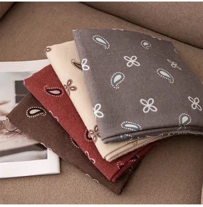 Nahaufnahme von Wollmischschals mit Paisley-Druck in verschiedenen eleganten Herbstfarben