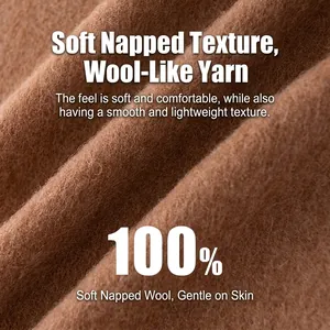 Nahaufnahme-Makrodetail eines 100% braunen Wollschals mit weicher Textur und Haargarn-Gefühl