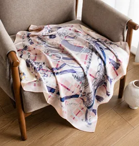 Eleganter 16 Momme Maulbeerseiden-Twill-Quadrat-Schal mit Reitermotiv auf einem Sessel