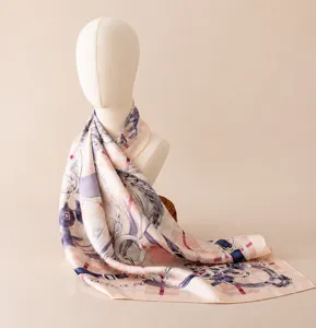Detail eines 16-Momme-Twill-Seidenschals mit eleganten Ketten- und Karomustern.