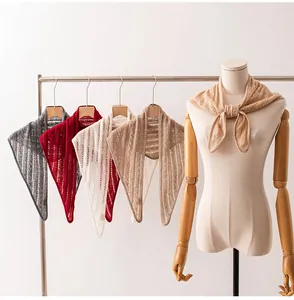 Detaillierte Ansicht von hohl gestrickten Kaschmir-Dreieckstüchern in vielen Farben