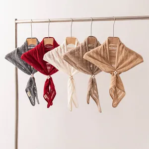 Hochwertiger gestrickter Kaschmir-Dreiecksschal mit Hohlmuster und eleganter Perlenschnalle