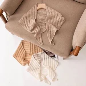 Luxuriöser Kaschmir-Strickschal in Dreiecksform mit Hohlmuster in neutralen Tönen