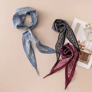 Stilvolle Vintage-Baumwoll-Haarschals mit Paisley-Muster in Rot, Blau und Schwarz.