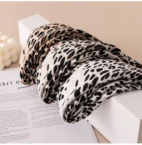 Dettaglio ravvicinato della trama leopardata di questo elegante foulard di seta.