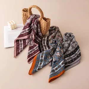 Collection de foulards en soie vintage aux motifs variés avec un sac en paille