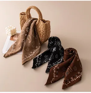 Carrés de soie vintage à motif cachemire aux tons terreux avec un sac en paille