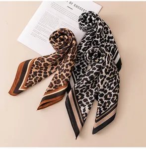 Dettaglio di foulard in seta con stampa leopardata in marrone e grigio con bordi