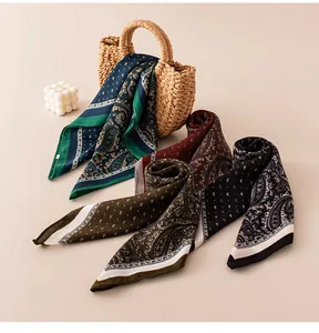 Set di foulard di seta vintage con motivo paisley in vari colori retrò per lo styling.
