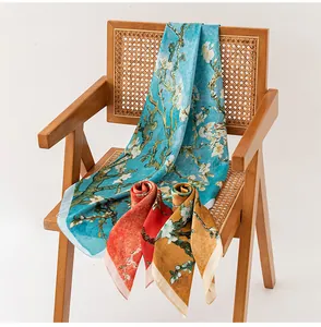 Detailweergave van elegante zijdeachtige sjaals met bloemenprint in Van Gogh-stijl.