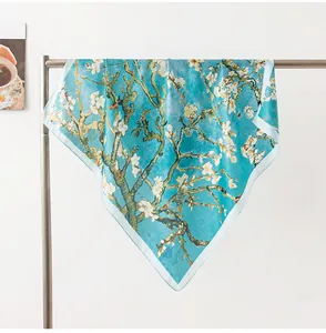 Detail van een faux zijden vierkante sjaal met een floraal amandelbloesem patroon.