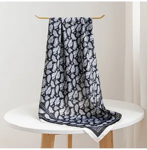 Elegante sciarpa in finta seta con stampa paisley bianca e nera su supporto
