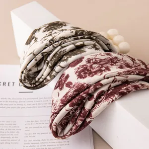 Élégant foulard en soie à motif Toile de Jouy vintage dans les tons olive et bordeaux