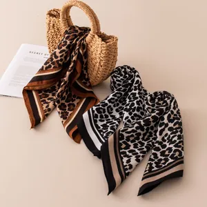 Eleganti foulard di seta leopardati in marrone e monocromo con borsa di paglia decorata