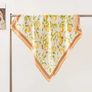 Elegante zijdeachtige vierkante sjaal met citroenprint voor veelzijdige styling