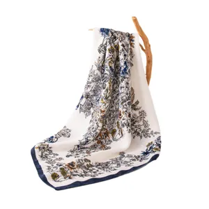 Elegante foulard di seta bianco con stampa floreale botanica blu e bordo blu scuro
