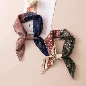 Foulard carré élégant en soie vintage avec motif cachemire et texture chevron