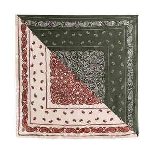Élégant carré de soie vintage à motif paisley en vert forêt et une finition crème