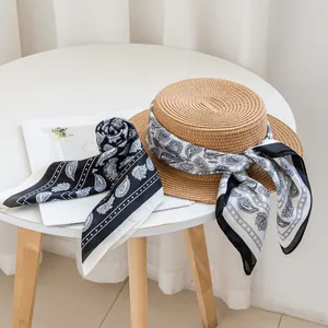 Elegante cappello di paglia da donna con sciarpa di seta a motivo paisley