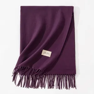 Sciarpa viola a tinta unita elegante con frange classiche ed etichetta del marchio.
