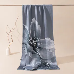 Primo piano di una sciarpa di seta di lusso con un grande motivo floreale artistico