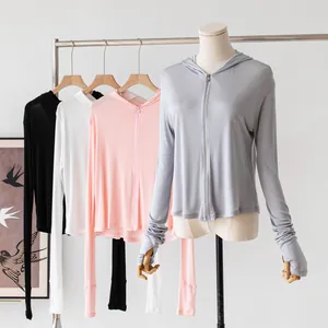 Sudaderas de protección solar de seda de hielo para mujer en cuatro colores en perchero