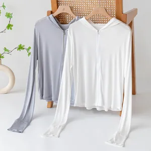 Chaquetas de protección solar de seda de hielo ligera en elegantes colores gris y blanco