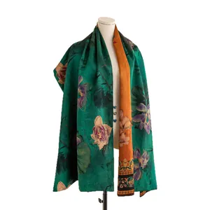 Elegante scialle di seta a fiori su manichino in uno stile cinese tradizionale unico.