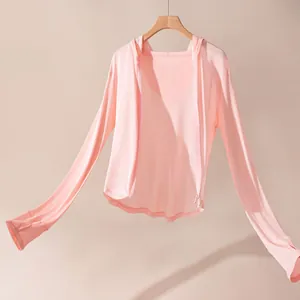 Chaqueta rosa de seda con capucha para protección solar y agujeros para el pulgar