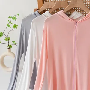 Vista detallada de sudaderas con protección solar en colores rosa, blanco y gris