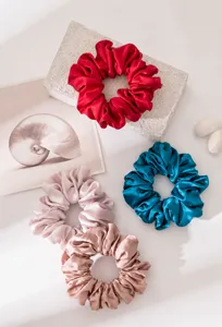Set di elastici in seta premium in quattro colori con texture satinata