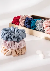 Vista dettagliata di elastici in seta di gelso premium in vari colori eleganti e delicati