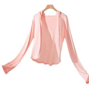 Chaqueta ligera rosa con capucha de protección solar para mujer con agujeros para pulgar