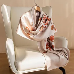 Élégant châle en soie de mûrier double couche avec imprimé floral et boucle métallique