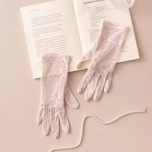 Detailansicht der eleganten Seidenspitzenhandschuhe mit Blumenmuster und Mesh