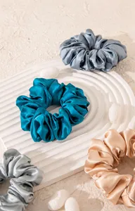 Dettaglio di elastici per capelli in seta di gelso in vari colori eleganti.