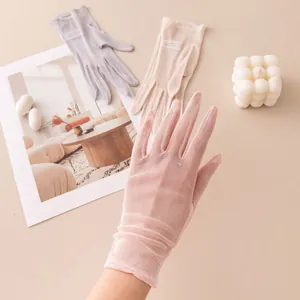 Vista dettagliata di eleganti guanti parasole in rete rosa traspirante da donna.