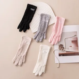 Elegante Sonnenhandschuhe aus floraler Spitze in verschiedenen Farben für Damen und Bräute.