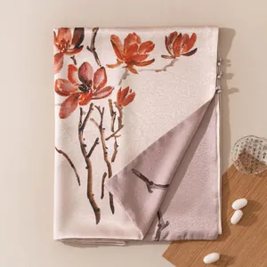 Détail d'un châle en soie de mûrier double épaisseur avec élégant imprimé magnolia