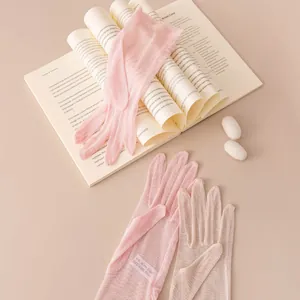 Dettaglio dei guanti protettivi solari traspiranti in maglia di seta rosa e beige