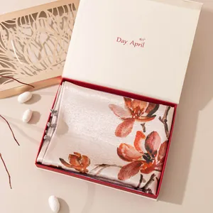 Écharpe en soie de mûrier de luxe avec motif floral dans un coffret cadeau rouge
